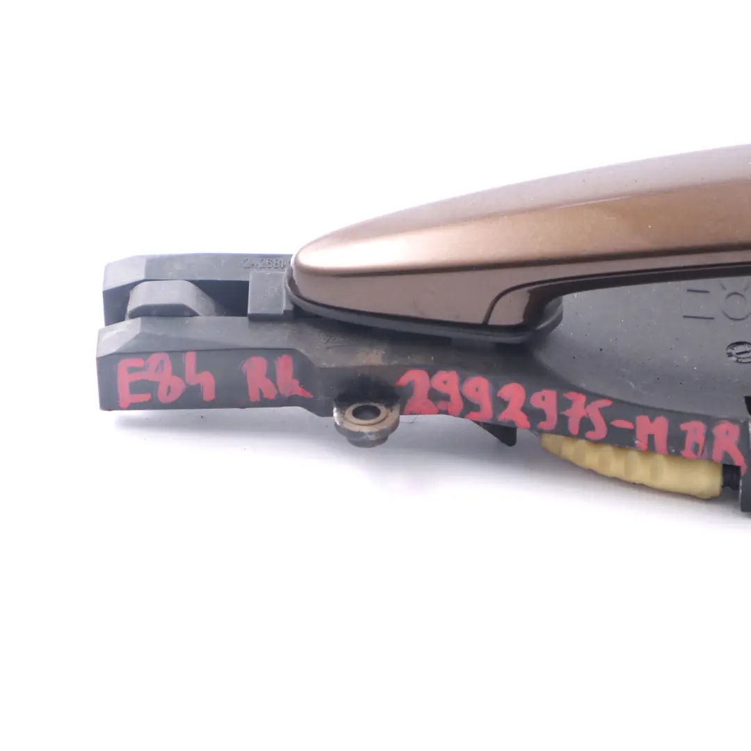 Maniglia Porta Posteriore Sinistra Esterna Maniglia Marrakesh Marrone per BMW X1 E84 con numero di parte 2992975 BMW X1 E84 Maniglia Porta Posteriore Sinistra Esterna Maniglia Marrakesh Marrone - SKU 2992975-MBR - Numero di parte 2992975