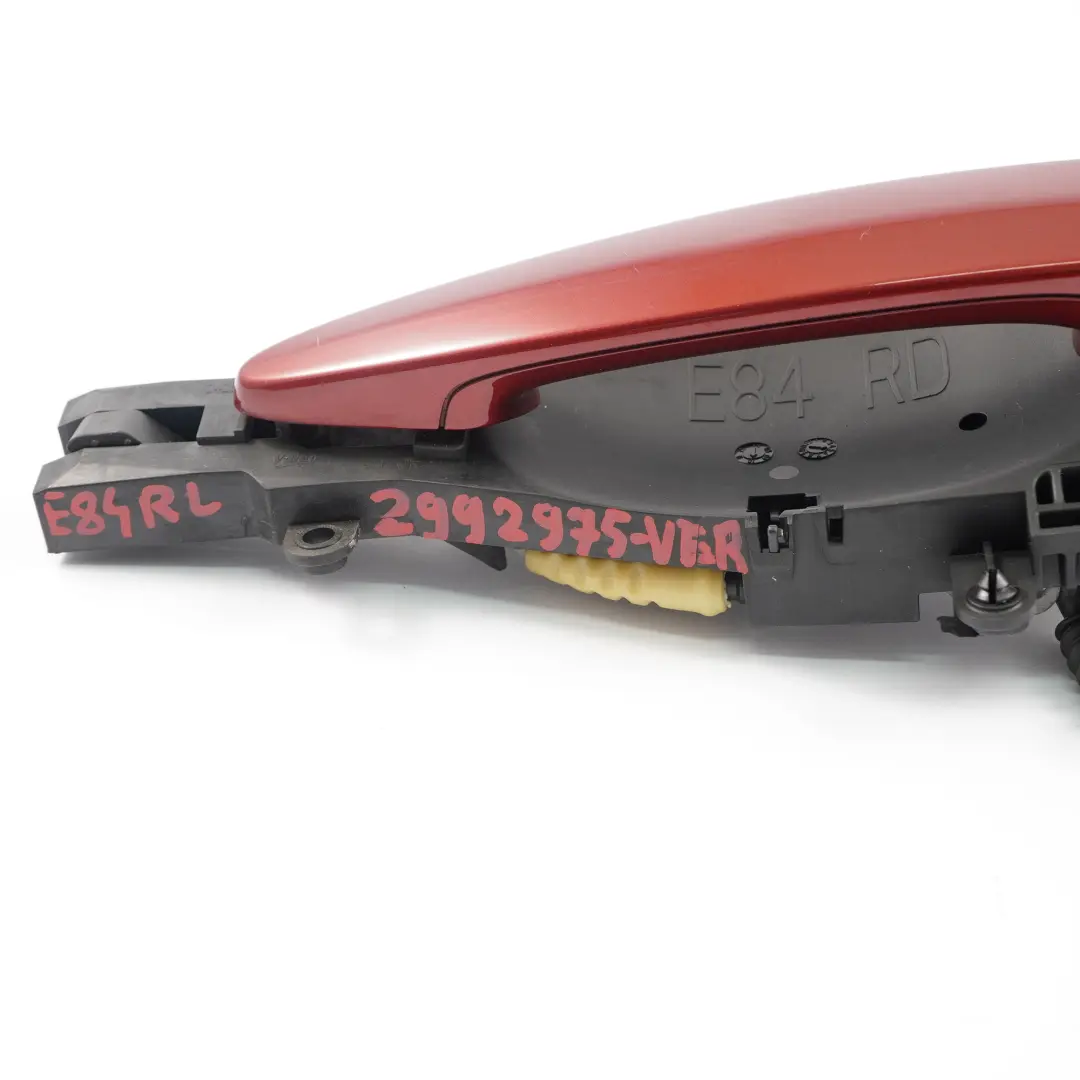 Griff Tür BMW E84 X1 Türaussengriff Hinten Links Vermillionrot Metallic Red A82 für mit Teilenummer 2992975 Griff Tür BMW E84 X1 Türaussengriff Hinten Links Vermillionrot Metallic Red A82 - SKU 2992975-VER - Teilenummer 2992975