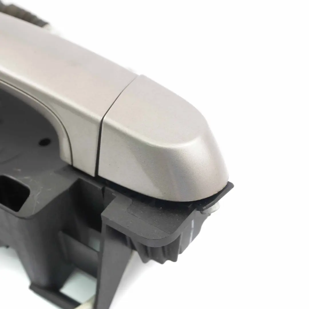 Maniglia porta posteriore destra Kaschmirsilber Cashmere Silver A72 per BMW X1 E84 con numero di parte 2992976 BMW X1 E84 Maniglia porta posteriore destra Kaschmirsilber Cashmere Silver A72 - SKU 2992976-KAS - Numero di parte 2992976