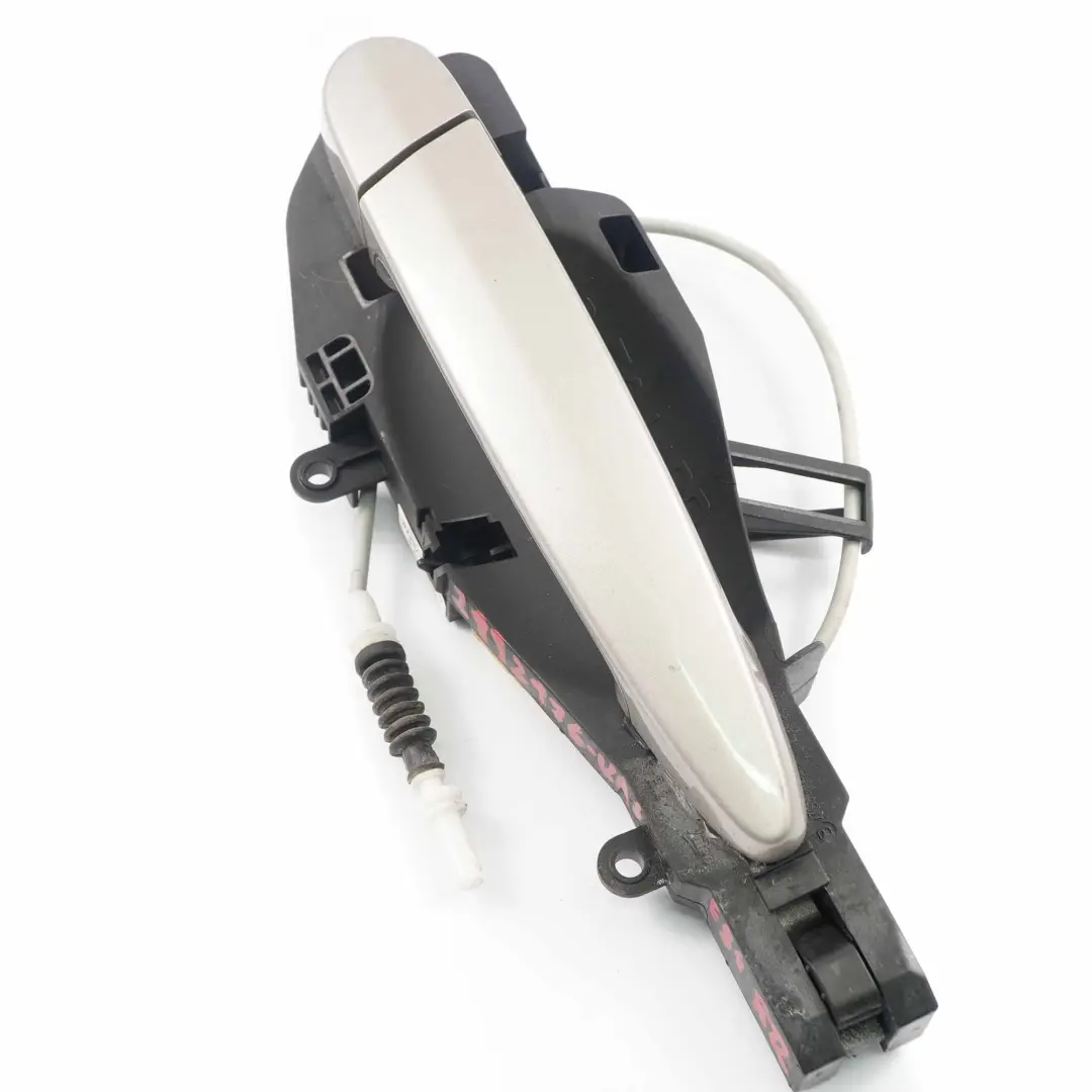 Puerta Trasera Derecha Agarradera Kaschmirsilber Cashmere Silver A72 para BMW X1 E84 con número de pieza 2992976 BMW X1 E84 Puerta Trasera Derecha Agarradera Kaschmirsilber Cashmere Silver A72 - SKU 2992976-KAS - Número de pieza 2992976