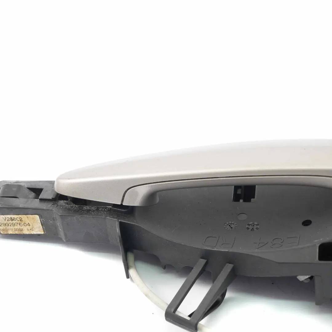 Puerta Trasera Derecha Agarradera Kaschmirsilber Cashmere Silver A72 para BMW X1 E84 con número de pieza 2992976 BMW X1 E84 Puerta Trasera Derecha Agarradera Kaschmirsilber Cashmere Silver A72 - SKU 2992976-KAS - Número de pieza 2992976