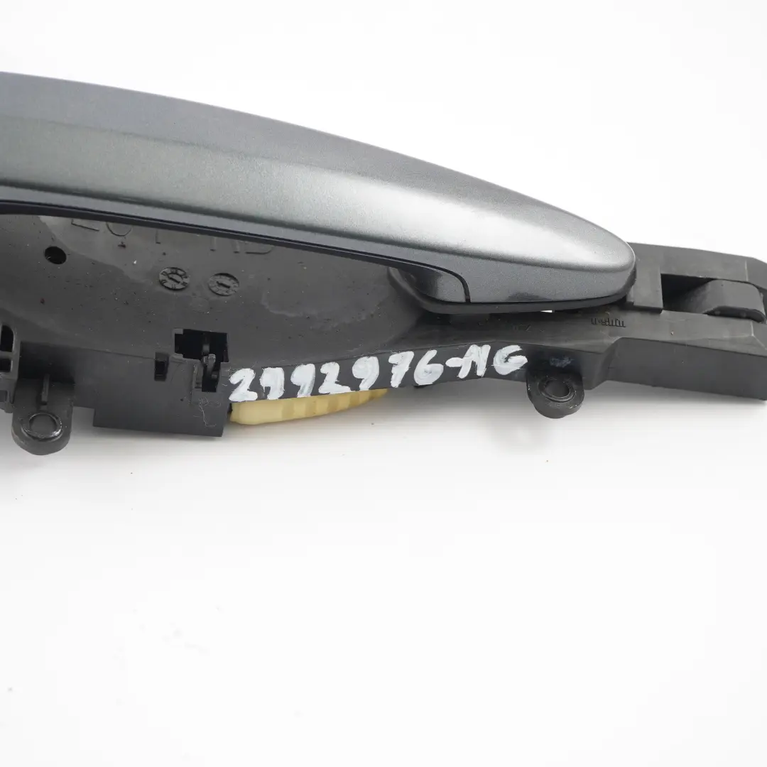 Tirador Puerta Trasera Derecha Agarre Exterior Gris Mineral B39 para BMW X1 E84 con número de pieza 2992976 BMW X1 E84 Tirador Puerta Trasera Derecha Agarre Exterior Gris Mineral B39 - SKU 2992976-MG - Número de pieza 2992976