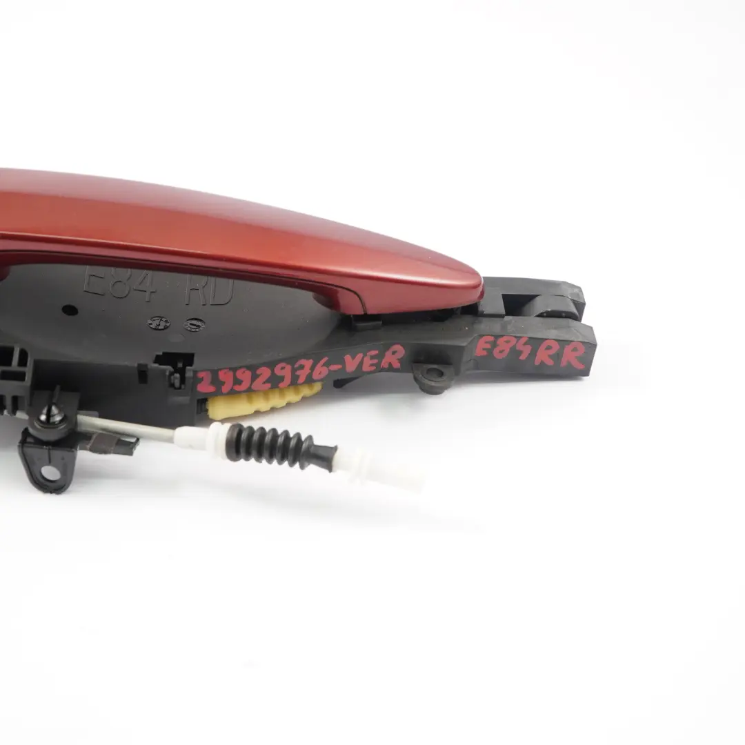 Poignee de porte arriere droite Vermillionrot Metallic Red A82 pour BMW X1 E84 à propos du numéro de pièce 2992976 BMW X1 E84 Poignee de porte arriere droite Vermillionrot Metallic Red A82 - SKU 2992976-VER - Numéro de pièce 2992976