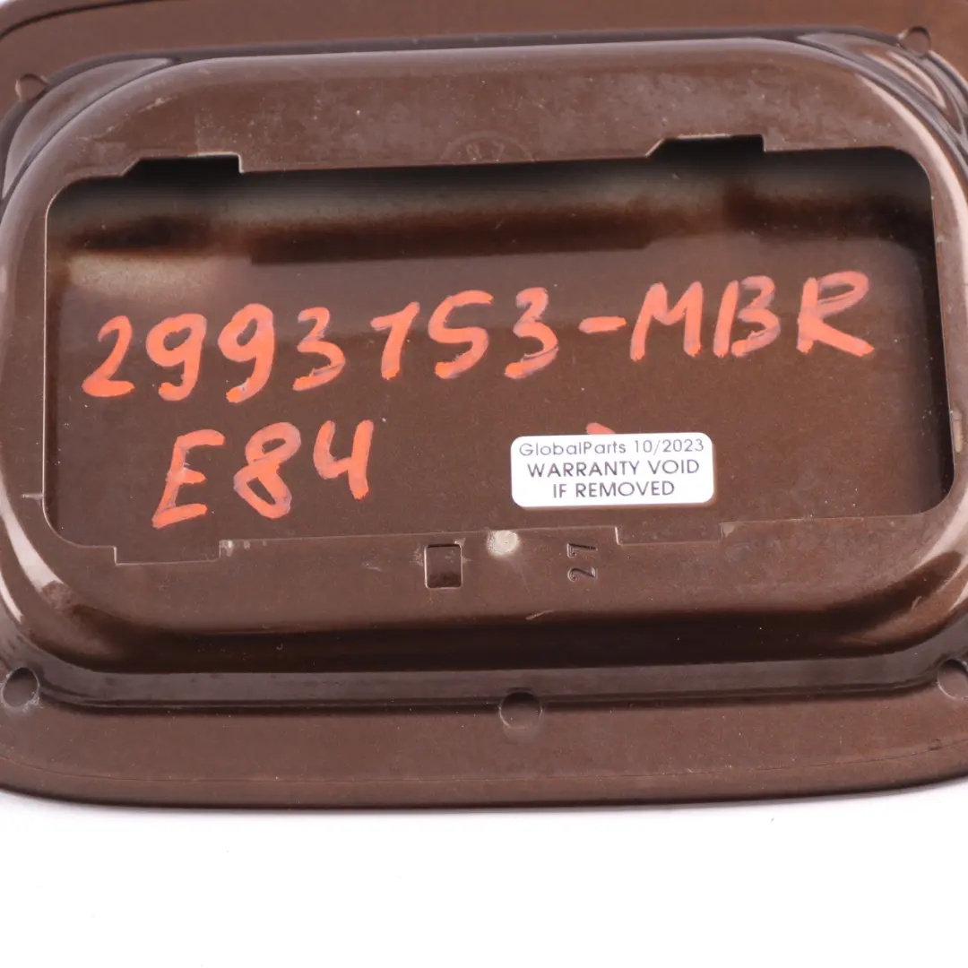 BMW X1 E84 Panneau de recouvrement du bouchon de carburant Marrakesch Brown B09 - SKU 2993153-MBR - Numéro de pièce 2993153