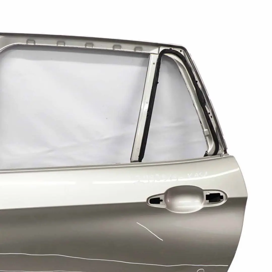 Porta posteriore sinistra Kaschmirsilber Cashmere Silver Metallic per BMW X1 E84 con numero di parte 2993819 BMW X1 E84 Porta posteriore sinistra Kaschmirsilber Cashmere Silver Metallic - SKU 2993819-KAS1 - Numero di parte 2993819
