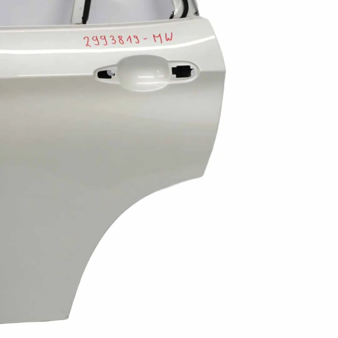 Porta posteriore sinistra Mineralweiss Mineral White Metallic - A96 per BMW X1 E84 con numero di parte 2993819 BMW X1 E84 Porta posteriore sinistra Mineralweiss Mineral White Metallic - A96 - SKU 2993819-MW - Numero di parte 2993819
