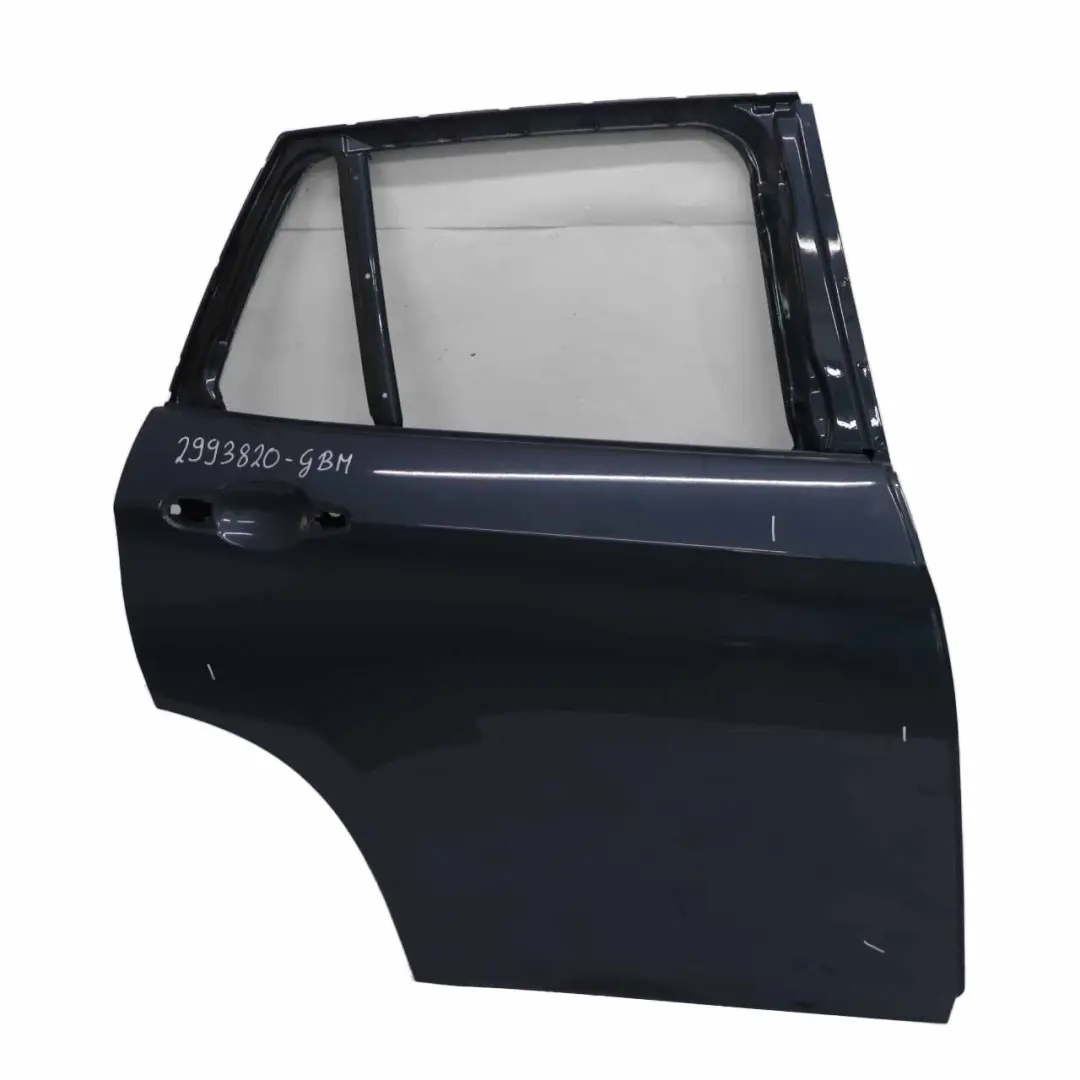 Porta posteriore destra Graphitblau Graphite Blue Metallic - B07 per BMW X1 E84 con numero di parte 2993820 BMW X1 E84 Porta posteriore destra Graphitblau Graphite Blue Metallic - B07 - SKU 2993820-GBM - Numero di parte 2993820