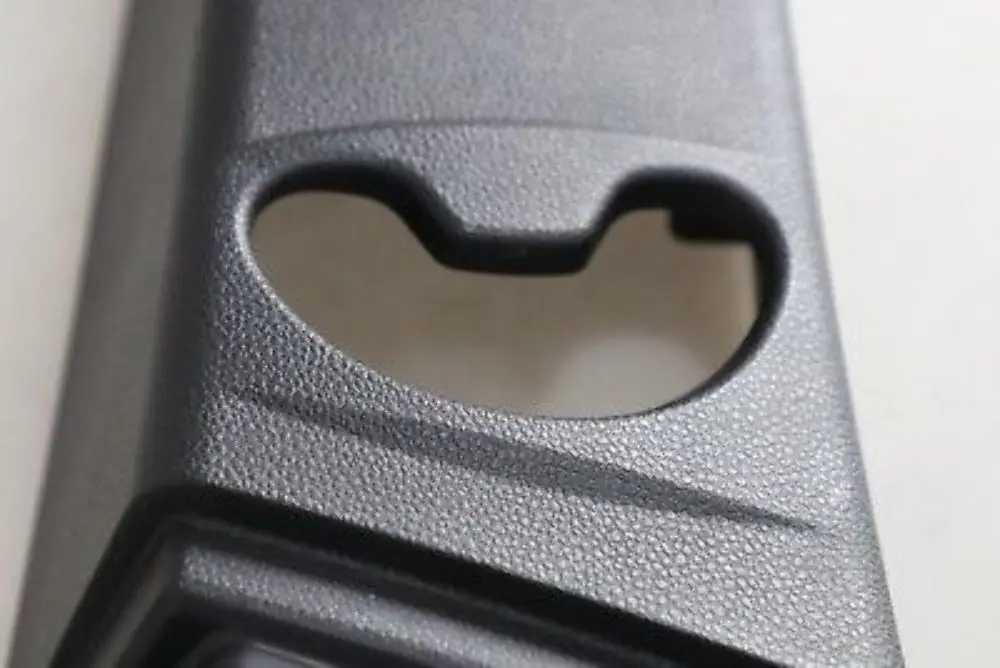 Colonna B Sinistra Rivestimento Nero Schwarz 2996103 per BMW E82 con numero di parte 8046488 BMW E82 Colonna B Sinistra Rivestimento Nero Schwarz 2996103 - SKU 2996103-1 - Numero di parte 8046488