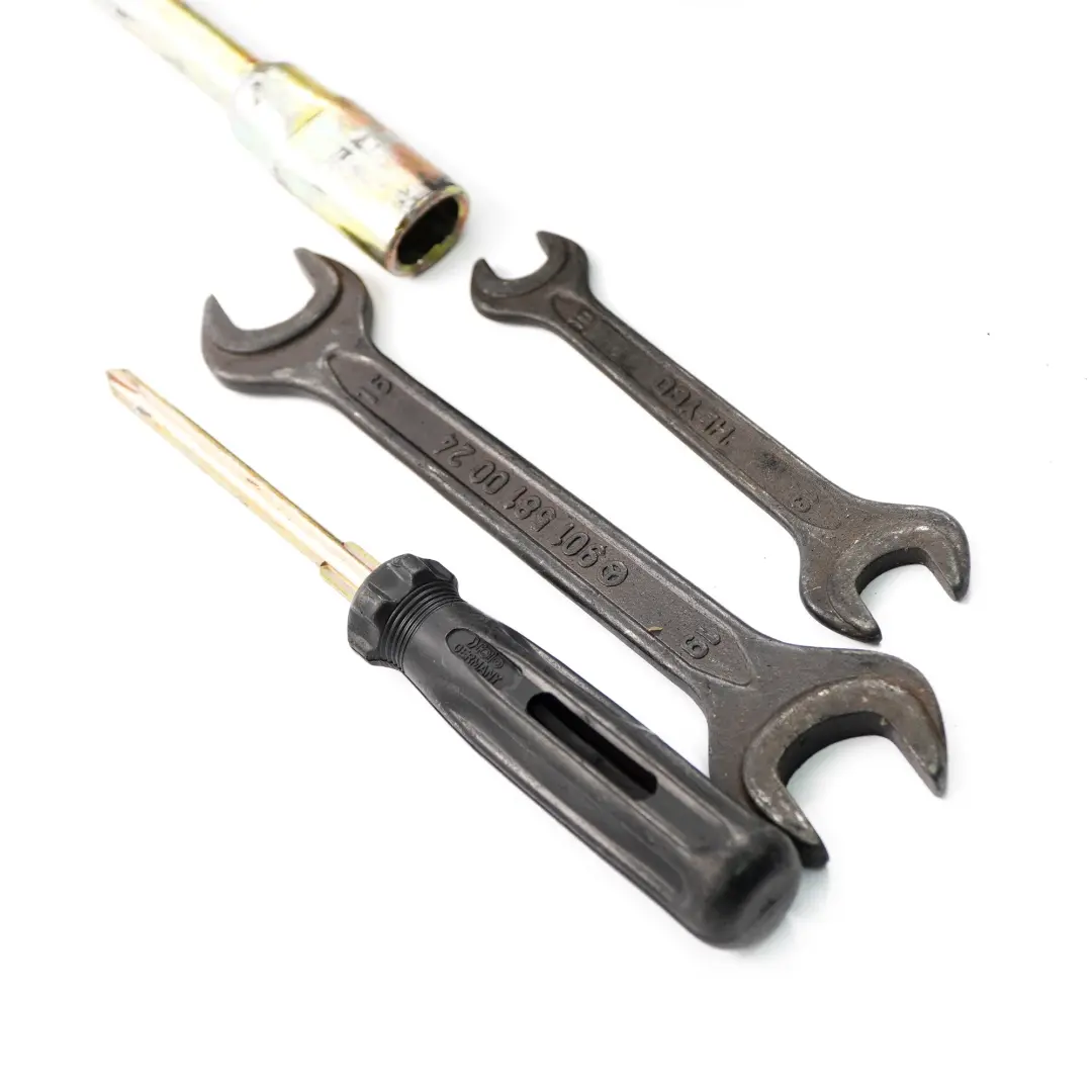 Kit d'outils de service Sacoche Cric Clé à molette pour Mercedes Sprinter VW LT 35 à propos du numéro de pièce 2D0012021 Mercedes Sprinter VW LT 35 Kit d'outils de service Sacoche Cric Clé à molette - SKU 2D0012021 - Numéro de pièce 2D0012021