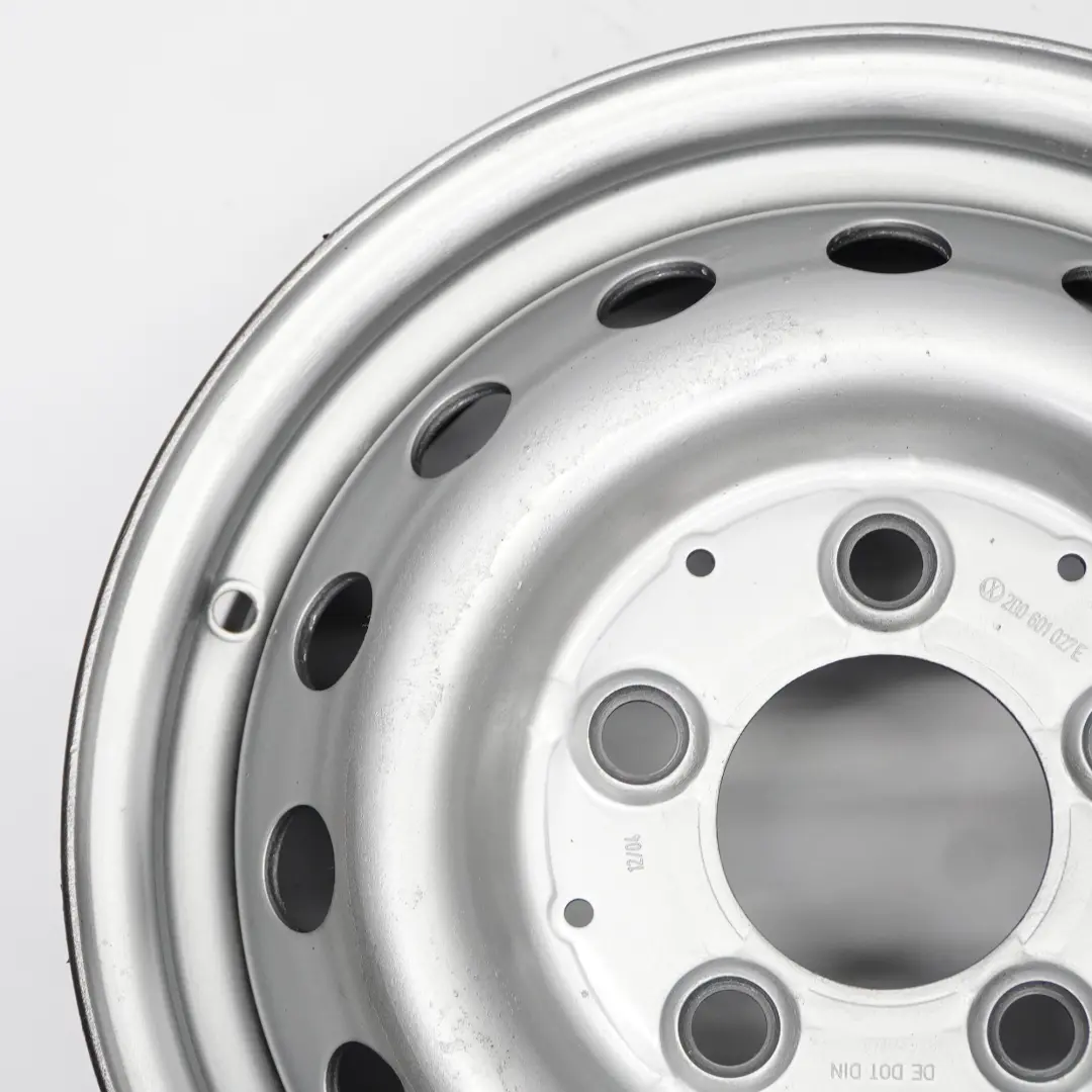 Llanta de acero plateada 15" 6J ET:75 para VW Volkswagen LT 35 con número de pieza 2D0601027E VW Volkswagen LT 35 Llanta de acero plateada 15" 6J ET:75 - SKU 2D0601027E - Número de pieza 2D0601027E