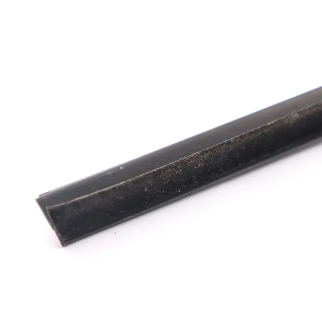 Joint d'étanchéité de la vitre intérieure avant droite pour VW Caddy à propos du numéro de pièce 2K0837472 VW Caddy Joint d'étanchéité de la vitre intérieure avant droite - SKU 2K0837472 - Numéro de pièce 2K0837472