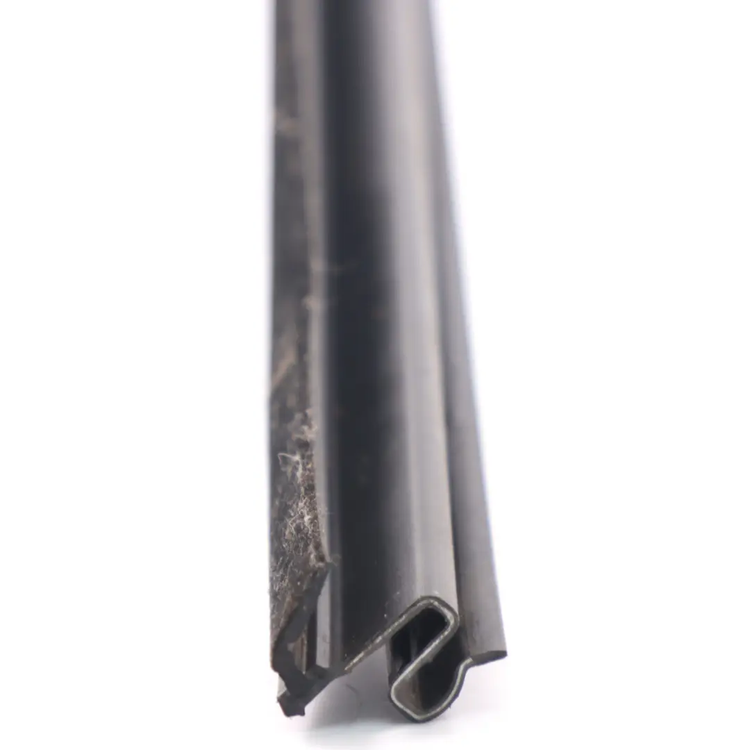 Joint d'étanchéité de la vitre intérieure avant droite pour VW Caddy à propos du numéro de pièce 2K0837472 VW Caddy Joint d'étanchéité de la vitre intérieure avant droite - SKU 2K0837472 - Numéro de pièce 2K0837472