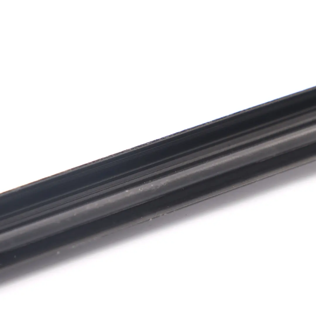 Joint d'étanchéité de la vitre intérieure avant droite pour VW Caddy à propos du numéro de pièce 2K0837472 VW Caddy Joint d'étanchéité de la vitre intérieure avant droite - SKU 2K0837472 - Numéro de pièce 2K0837472