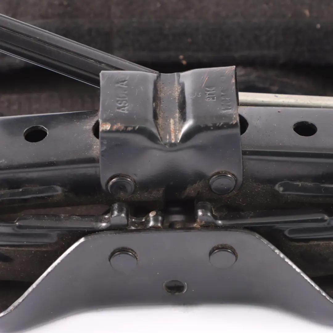Ford Transit Connect Zestaw Naprawczy Klucz Do Kół Podnośnik 2T1417085AH - SKU 2T14-17085-AH - Numer Części 2T14-17085-AH