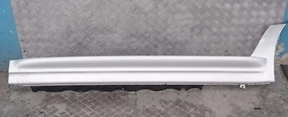 Faldón de umbral de puerta izquierdo Titansilber Titan Silver - 354 para BMW X3 E83 con número de pieza 51713330865 BMW X3 E83 Faldón de umbral de puerta izquierdo Titansilber Titan Silver - 354 - SKU 3330865-TS - Número de pieza 51713330865