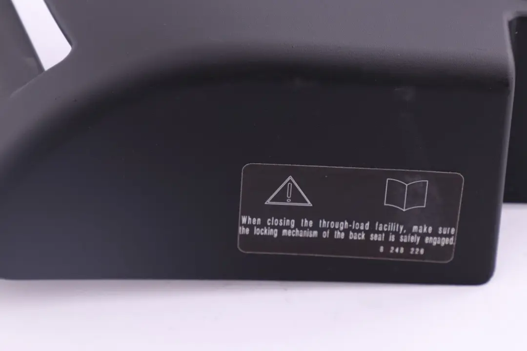 Revetement Gurtautomat Droite Noir Anthracite pour BMW X3 E83 à propos du numéro de pièce 3400512 BMW X3 E83 Revetement Gurtautomat Droite Noir Anthracite - SKU 3400512 - Numéro de pièce 3400512