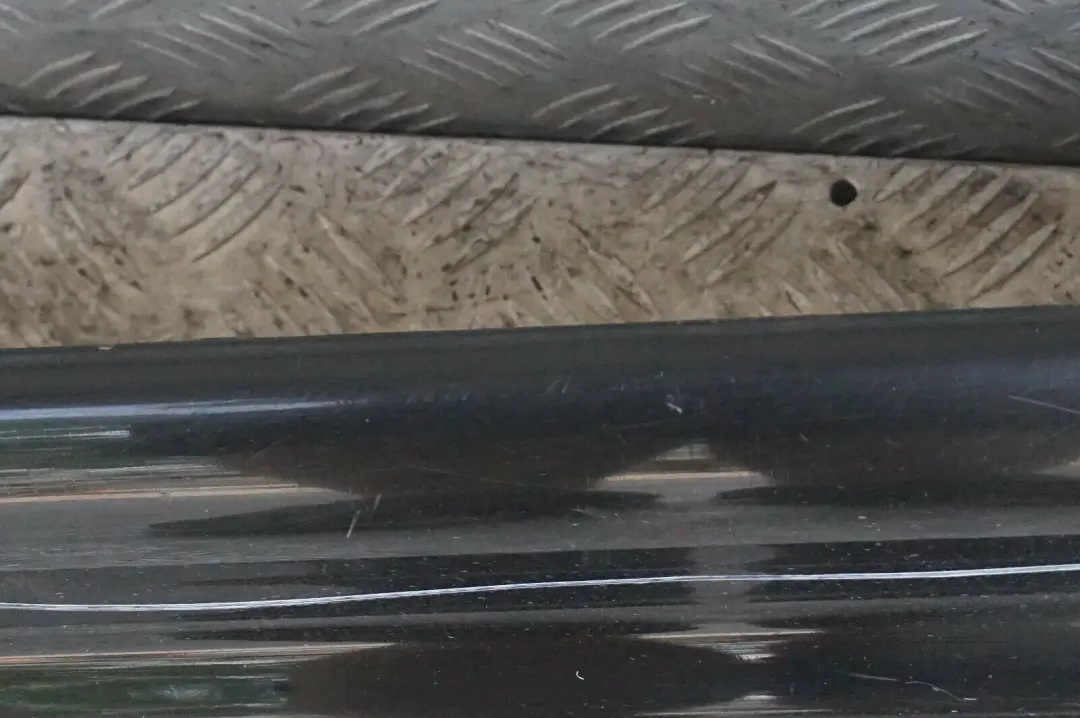 Verkleidung Trittbrett vorne rechts Black Sapphire Schwarz - 475 für BMW X3 er E83 mit Teilenummer 3401810 BMW X3 er E83 Verkleidung Trittbrett vorne rechts Black Sapphire Schwarz - 475 - SKU 3401810-BS - Teilenummer 3401810