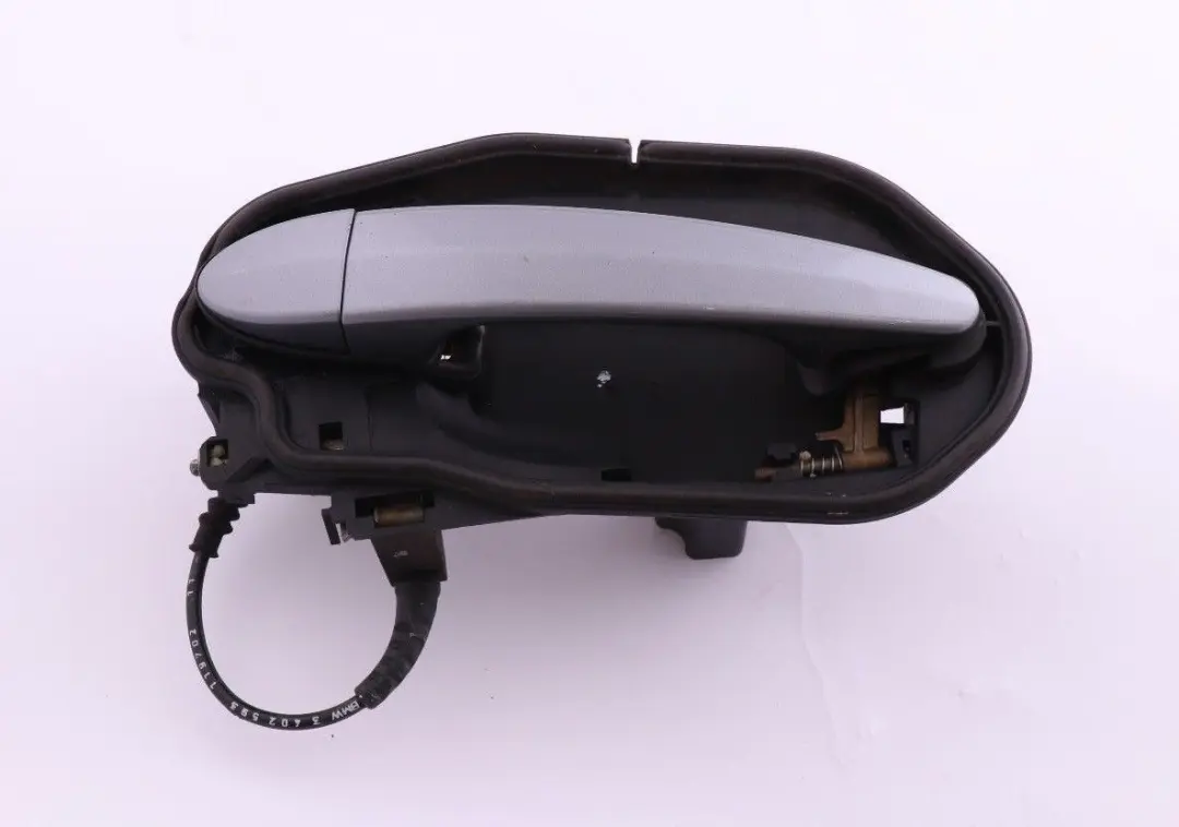 Klamka Drzwi Lewy Tył Silbergrau do BMW X3 E83 o numerze 3402593 BMW X3 E83 Klamka Drzwi Lewy Tył Silbergrau - SKU 3402593-SBG - Numer Części 3402593