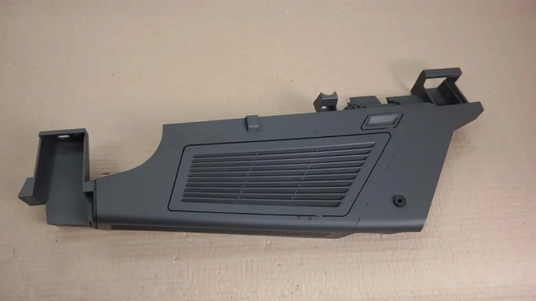 Laterial Trunk Floor Left Vent Louve Basaltgrau para BMW E83 con número de pieza 51473404377 BMW E83 Laterial Trunk Floor Left Vent Louve Basaltgrau - SKU 3404377 - Número de pieza 51473404377