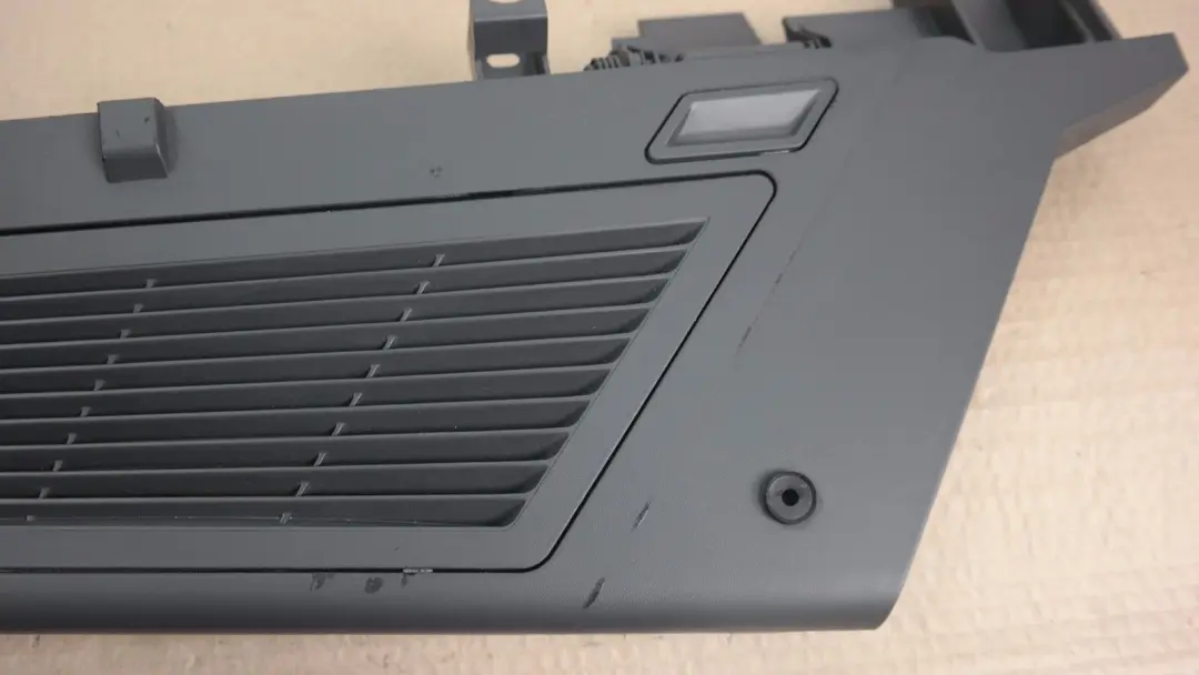 Laterial Trunk Floor Left Vent Louve Basaltgrau para BMW E83 con número de pieza 51473404377 BMW E83 Laterial Trunk Floor Left Vent Louve Basaltgrau - SKU 3404377 - Número de pieza 51473404377