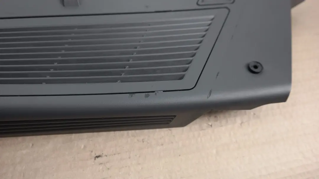 BMW E83 Laterial Trunk Floor Left Vent Louve Basaltgrau - SKU 3404377 - Número de pieza 51473404377