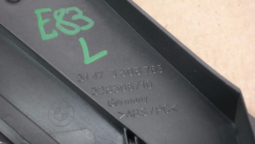 Laterial Trunk Floor Left Vent Louve Basaltgrau para BMW E83 con número de pieza 51473404377 BMW E83 Laterial Trunk Floor Left Vent Louve Basaltgrau - SKU 3404377 - Número de pieza 51473404377