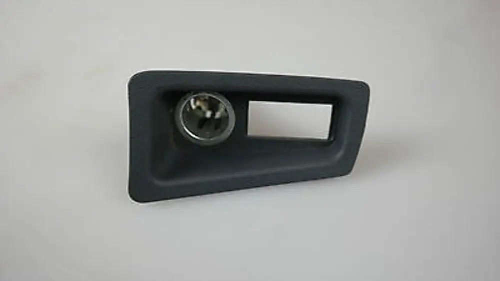  Gniazdo panel zapalniczka BMW E87 7132050 SCHWARZ - SKU 7132049 - Numer Części 51167132049