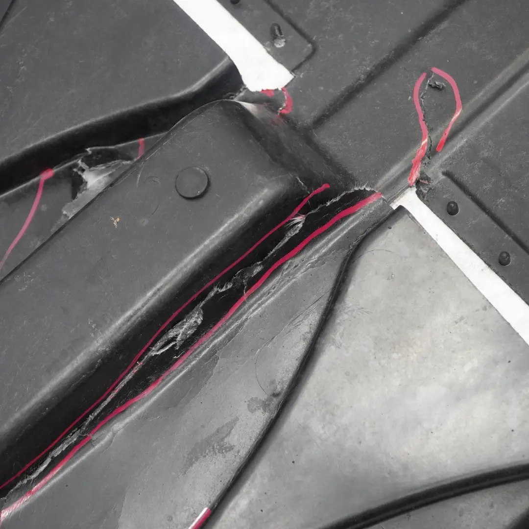 Cubierta Panel Protección Depósito Combustible Izquierdo para BMW X3 E83 con número de pieza 3417402 BMW X3 E83 Cubierta Panel Protección Depósito Combustible Izquierdo - SKU 3417402-1 - Número de pieza 3417402