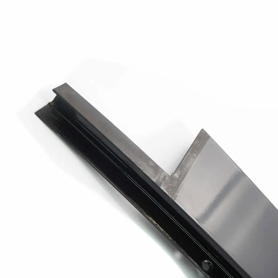 Finitura cornice finestrino posteriore sinistro Glanzschwarz Nero per BMW X3 E83 con numero di parte 3427665 BMW X3 E83 Finitura cornice finestrino posteriore sinistro Glanzschwarz Nero - SKU 3427665 - Numero di parte 3427665