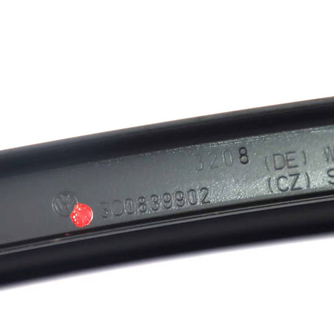 Cache de garniture de montant de vitre arrière droite pour VW Passat B6 à propos du numéro de pièce 3C0839902 VW Passat B6 Cache de garniture de montant de vitre arrière droite - SKU 3C0839902 - Numéro de pièce 3C0839902