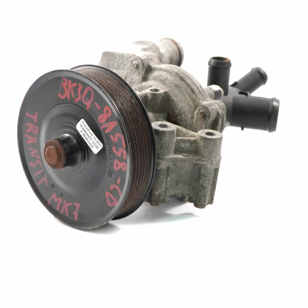 Pompa Acqua Refrigerante per Ford Transit MK7 Diesel con numero di parte 3K3Q8A558CD Ford Transit MK7 Diesel Pompa Acqua Refrigerante - SKU 3K3Q8A558CD - Numero di parte 3K3Q8A558CD