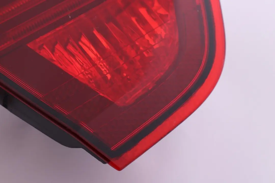 Reihe E90 Heckleuchte Heckklappe links 63210 0 für BMW 3 mit Teilenummer 406883 BMW 3 Reihe E90 Heckleuchte Heckklappe links 63210 0 - SKU 406883 - Teilenummer 406883