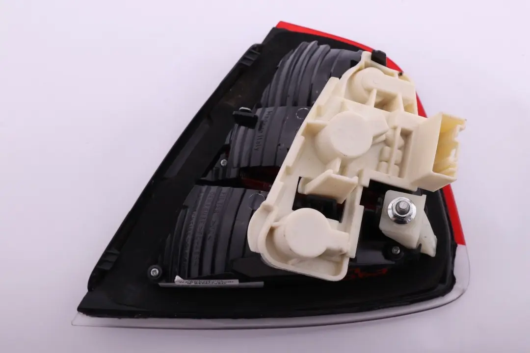 Reihe E90 Heckleuchte Heckklappe links 63210 0 für BMW 3 mit Teilenummer 406883 BMW 3 Reihe E90 Heckleuchte Heckklappe links 63210 0 - SKU 406883 - Teilenummer 406883