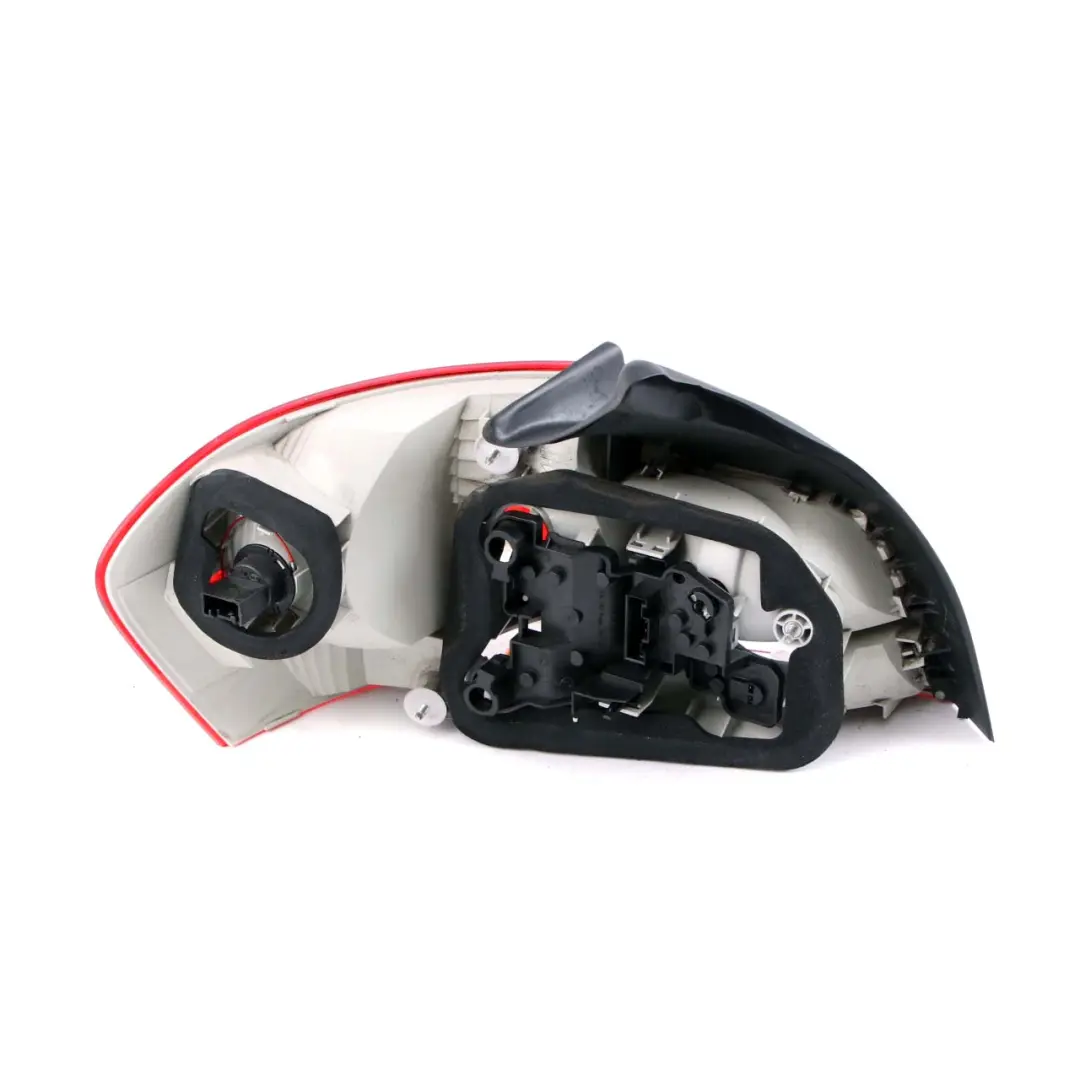 Lampa Prawa Tylna Prawy Tył do BMW E82 E88 o numerze 4869810 BMW E82 E88 Lampa Prawa Tylna Prawy Tył - SKU 4869810 - Numer Części 4869810