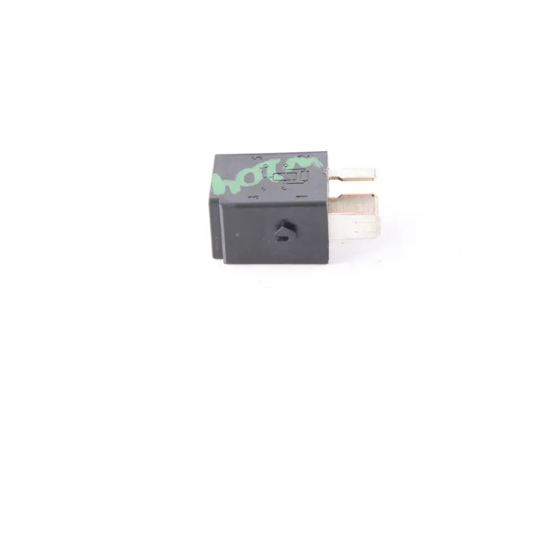Przekaźnik Hella 12V A0025428419 do Mercedes W176 o numerze 4RA007813 Mercedes W176 Przekaźnik Hella 12V A0025428419 - SKU 4RA007813 - Numer Części 4RA007813