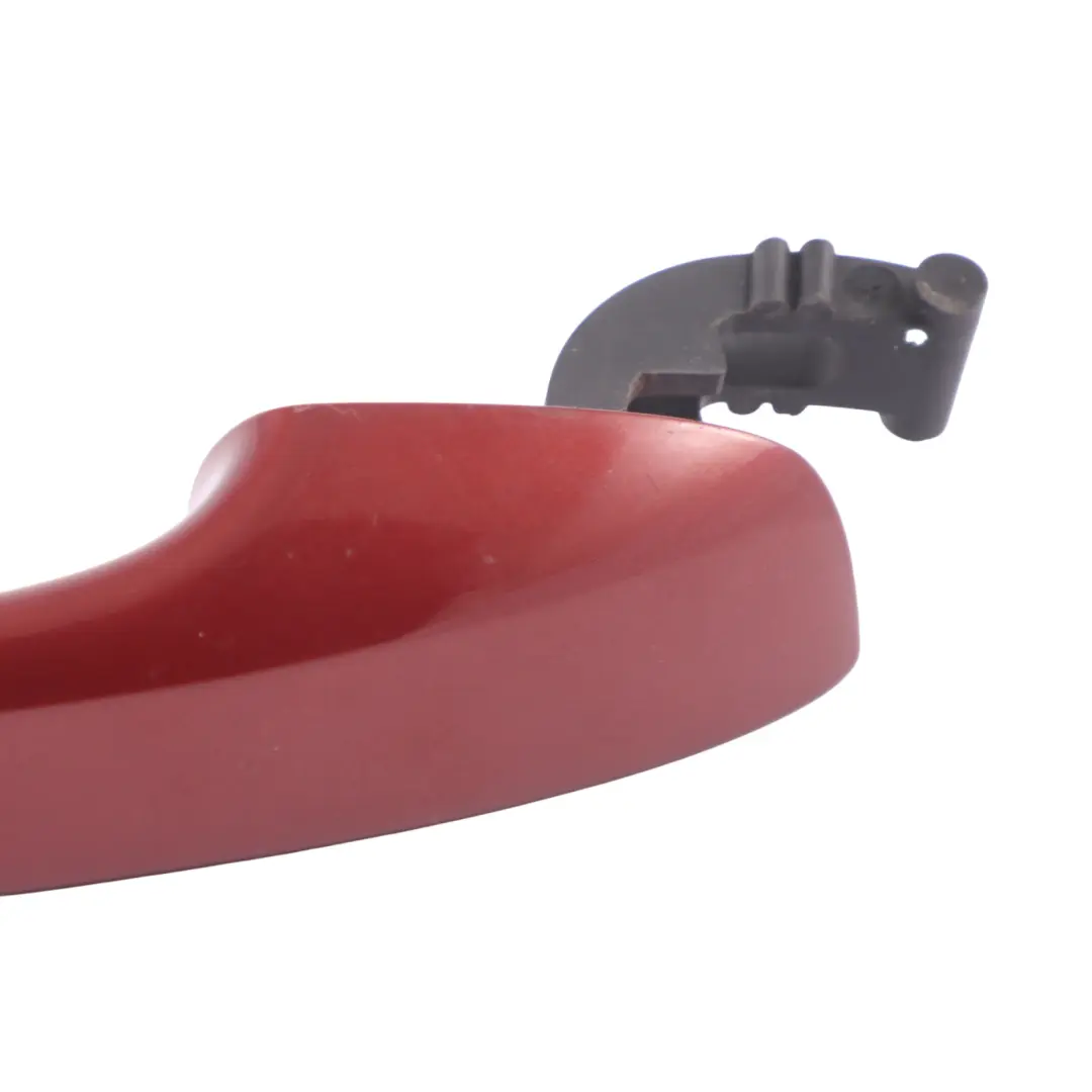 Klamka Zewnętrzna Tylna Lewa Cranberry Red A3R do Volkswagen Golf Sportsvan o numerze 510837205J Volkswagen Golf Sportsvan Klamka Zewnętrzna Tylna Lewa Cranberry Red A3R - SKU 510837205J-CRE - Numer Części 510837205J