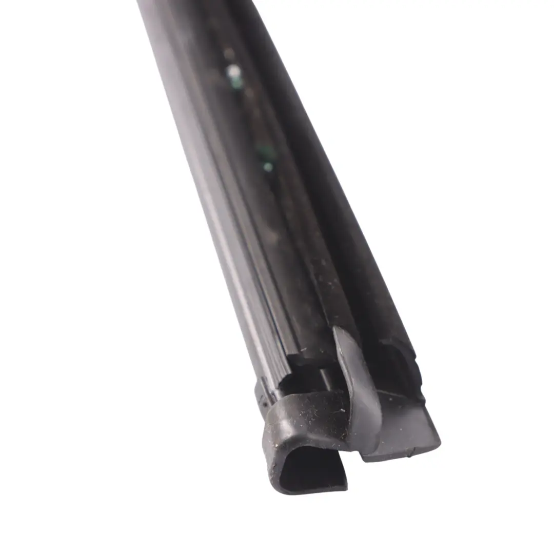 Joint de vitre de porte arrière droite pour Volkswagen Golf Sportsvan à propos du numéro de pièce 510839480A Volkswagen Golf Sportsvan Joint de vitre de porte arrière droite - SKU 510839480A - Numéro de pièce 510839480A