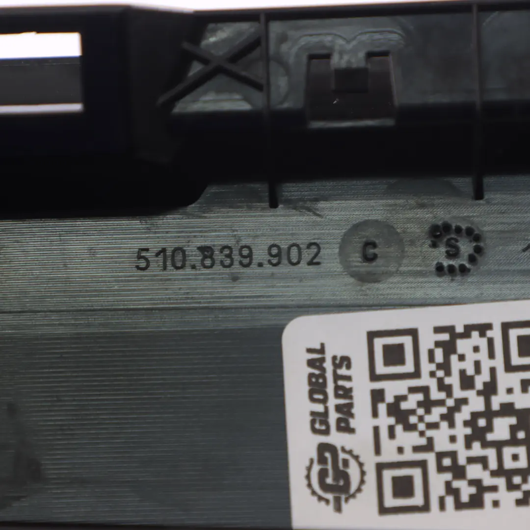 Sportvan Osłona Listwa Słupka Drzwi Prawy Tył do Volkswagen Golf o numerze 510839902C Volkswagen Golf Sportvan Osłona Listwa Słupka Drzwi Prawy Tył - SKU 510839902C - Numer Części 510839902C