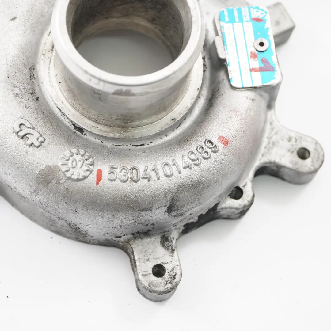 turbocompressore parte coperchio alloggiamento 53041014989 per Saab 9-3 1.9 TTiD con numero di parte 55215256 Saab 9-3 1.9 TTiD turbocompressore parte coperchio alloggiamento 53041014989 - SKU 55215256-1 - Numero di parte 55215256