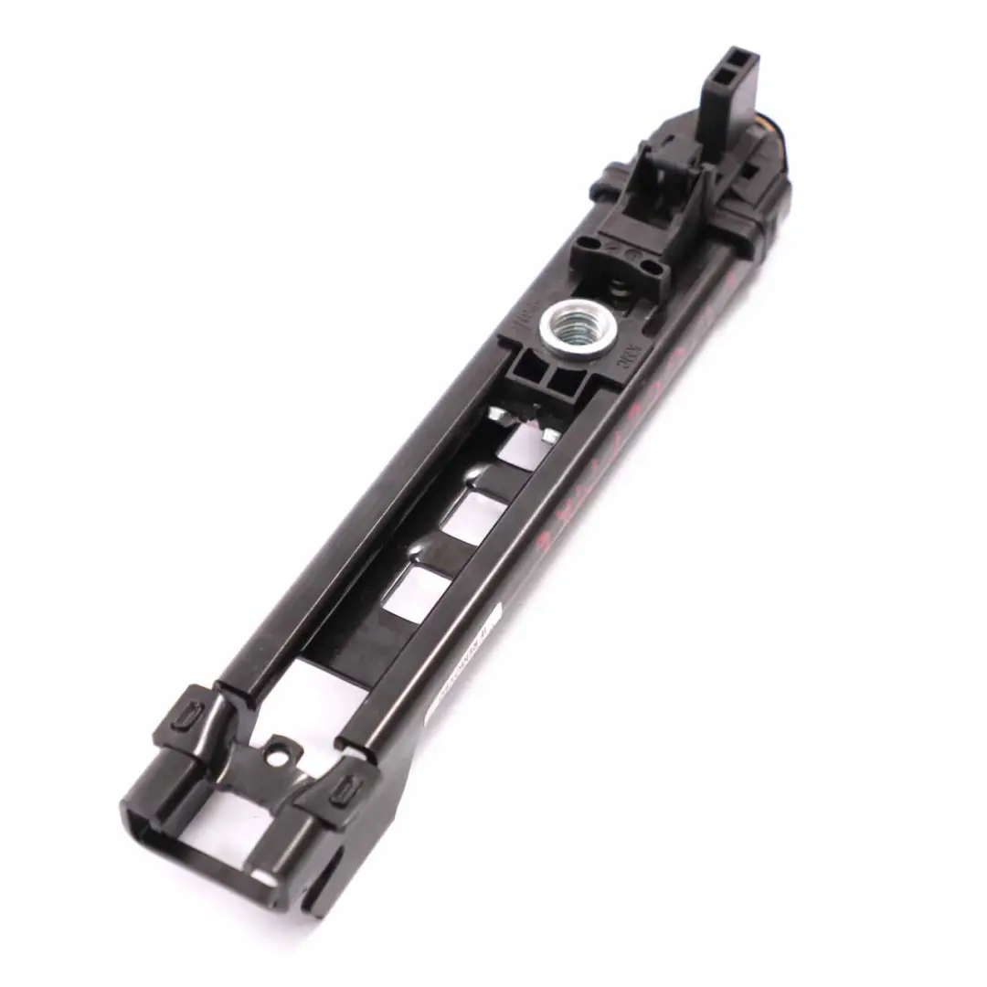 MK6 Réglage de la hauteur de la ceinture sécurité avant gauche pour VW Golf à propos du numéro de pièce 5K0857819 VW Golf MK6 Réglage de la hauteur de la ceinture sécurité avant gauche - SKU 5K0857819 - Numéro de pièce 5K0857819