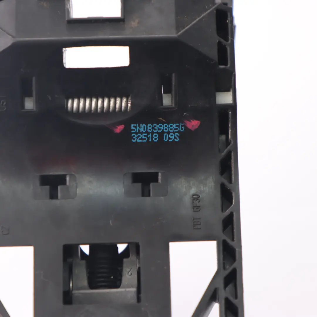 Support Poignée Porte Avant Gauche Côté Conducteur pour Volkswagen Golf 6 à propos du numéro de pièce 5N0839885G Volkswagen Golf 6 Support Poignée Porte Avant Gauche Côté Conducteur - SKU 5N0839885G - Numéro de pièce 5N0839885G