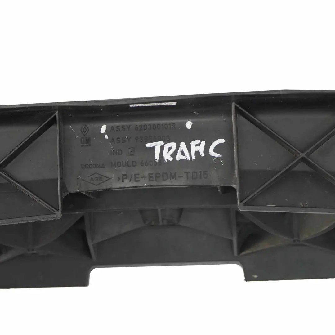 Embellecedor Rejilla Central Paragolpes Delantero Renault Trafic II para con número de pieza 620300101R Embellecedor Rejilla Central Paragolpes Delantero Renault Trafic II - SKU 620300101R - Número de pieza 620300101R