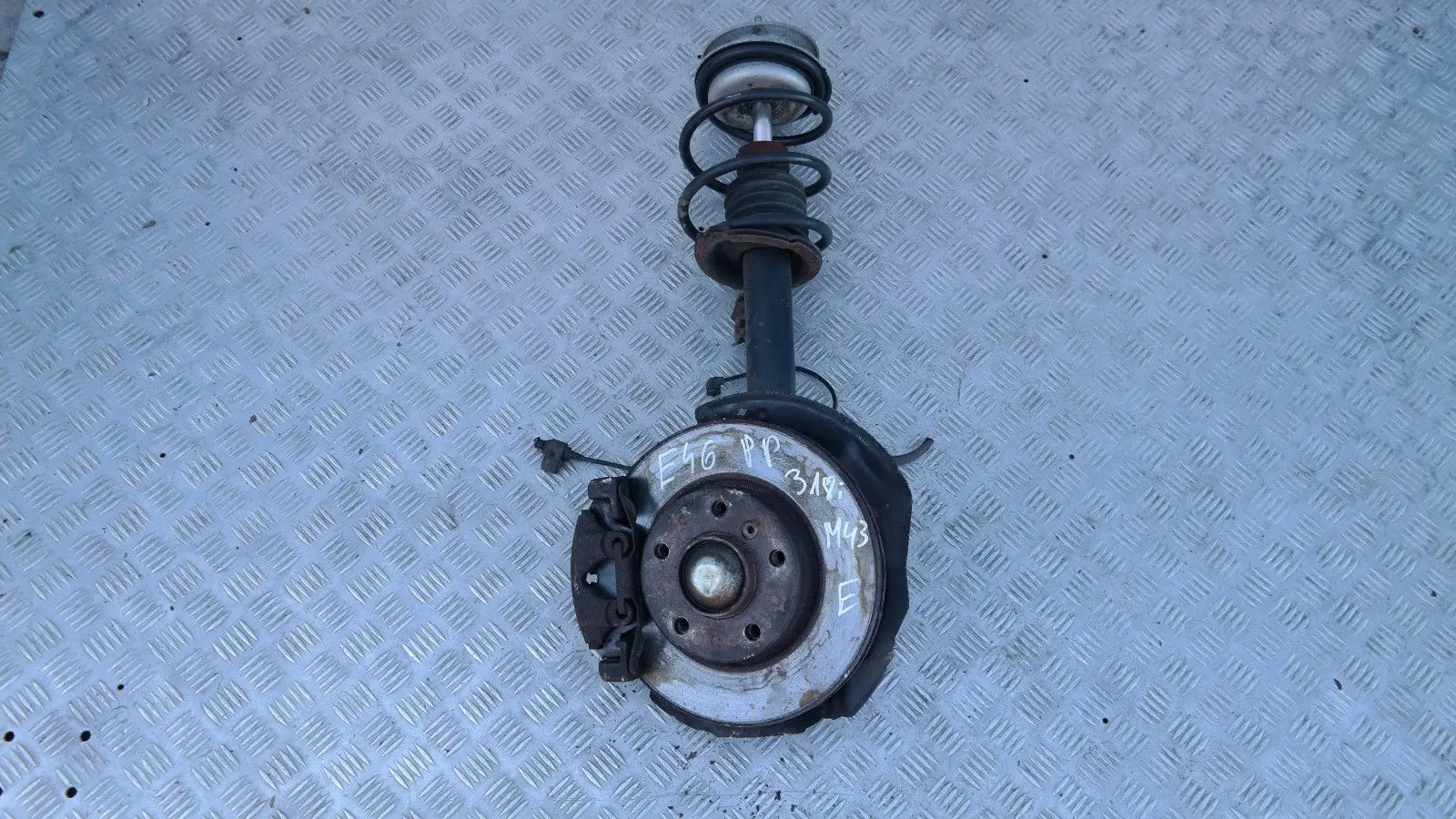 BMW 3 SERIES E46 318i M43 FRONT RIGHT O/S LEG BRAKE DISC SUSPENSION HUB DAMPER