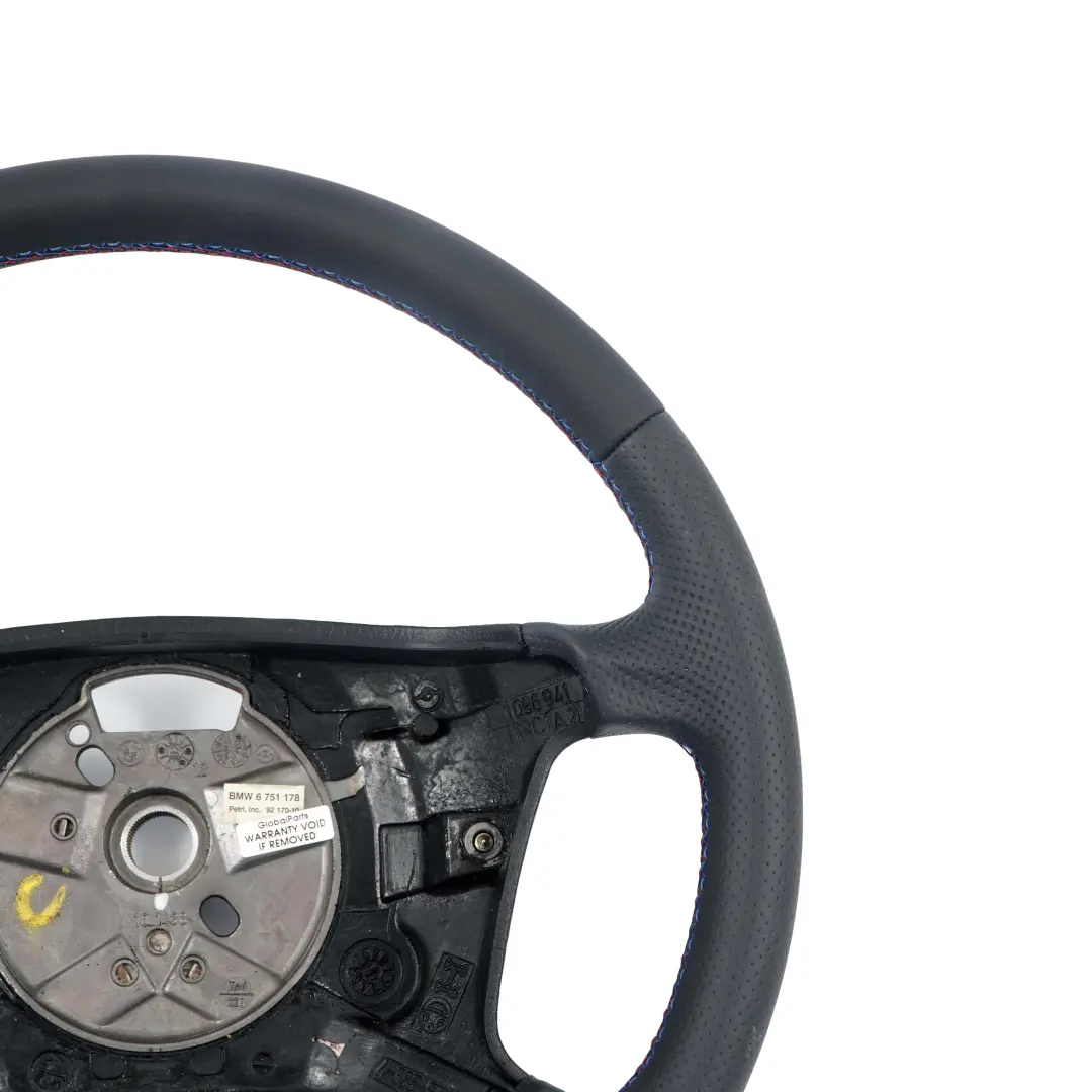 NUOVO Volante In Pelle Nera A 4 Razze M-Tricolore Filettature per BMW X5 E53 con numero di parte 6751178 BMW X5 E53 NUOVO Volante In Pelle Nera A 4 Razze M-Tricolore Filettature - SKU 6751178 - Numero di parte 6751178