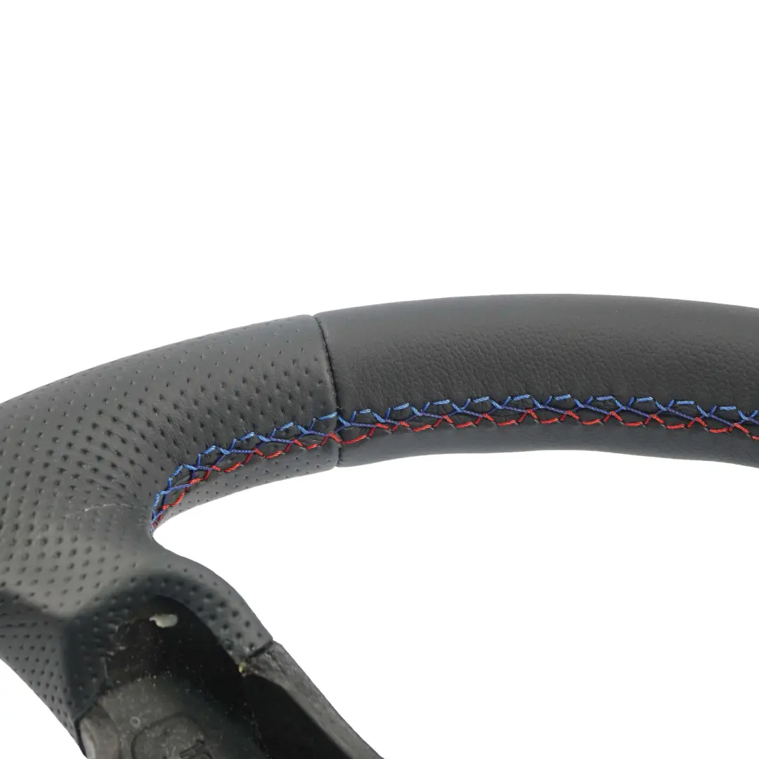 NUOVO Volante In Pelle Nera A 4 Razze M-Tricolore Filettature per BMW X5 E53 con numero di parte 6751178 BMW X5 E53 NUOVO Volante In Pelle Nera A 4 Razze M-Tricolore Filettature - SKU 6751178 - Numero di parte 6751178