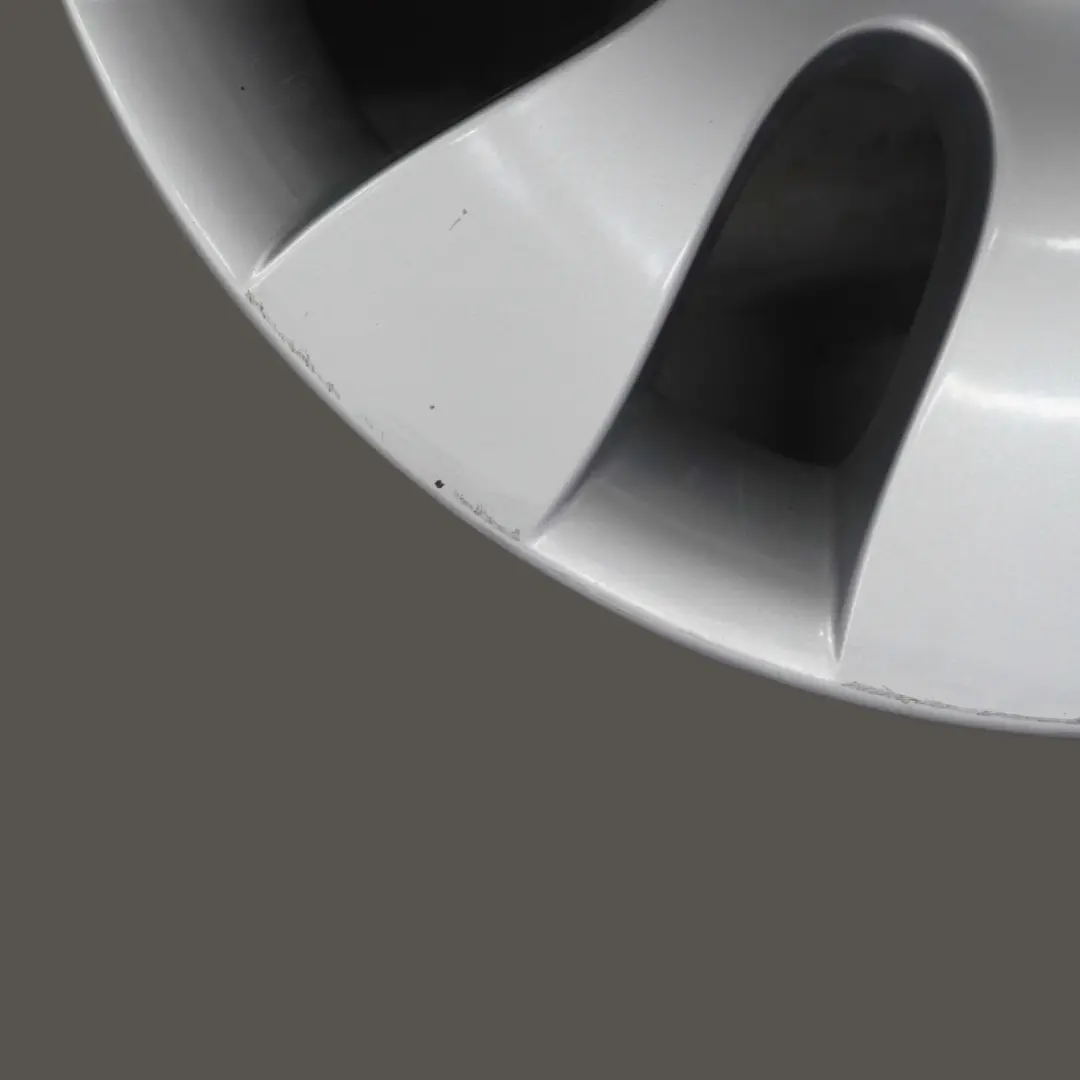 Srebrna Felga Aluminiowa 18" 8J ET:24 do BMW E65 o numerze 6753237 BMW E65 Srebrna Felga Aluminiowa 18" 8J ET:24 - SKU 6753237-1 - Numer Części 6753237