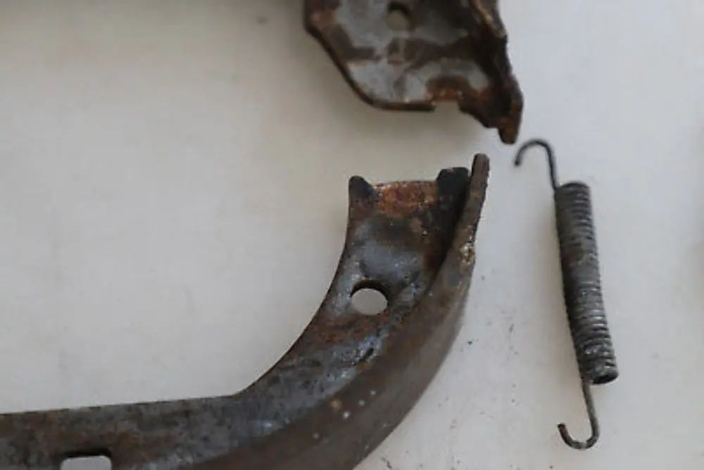 Brake Shoe Asbestos-free to BMW 5 6 7 X3 Series E60 E60N LCI M5 E63 E64 M6 E65 E66 with Part number 34416761293 BMW 5 6 7 X3 Series E60 E60N LCI M5 E63 E64 M6 E65 E66 Brake Shoe Asbestos-free - SKU 6761293 - Part number 34416761293