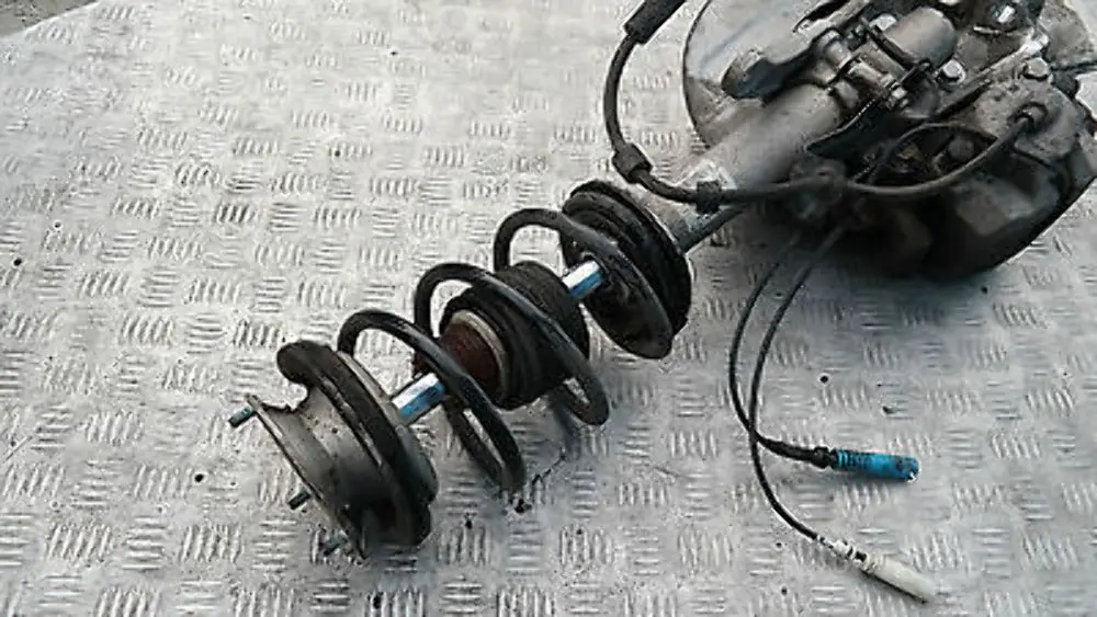 BMW E60 DELANTERO IZQUIERDO MUELLE PUNTAL CUBO PATA PINZA FRENO DISCO CONJUNTO - SKU 6764457-1 - Número de pieza 31326764457