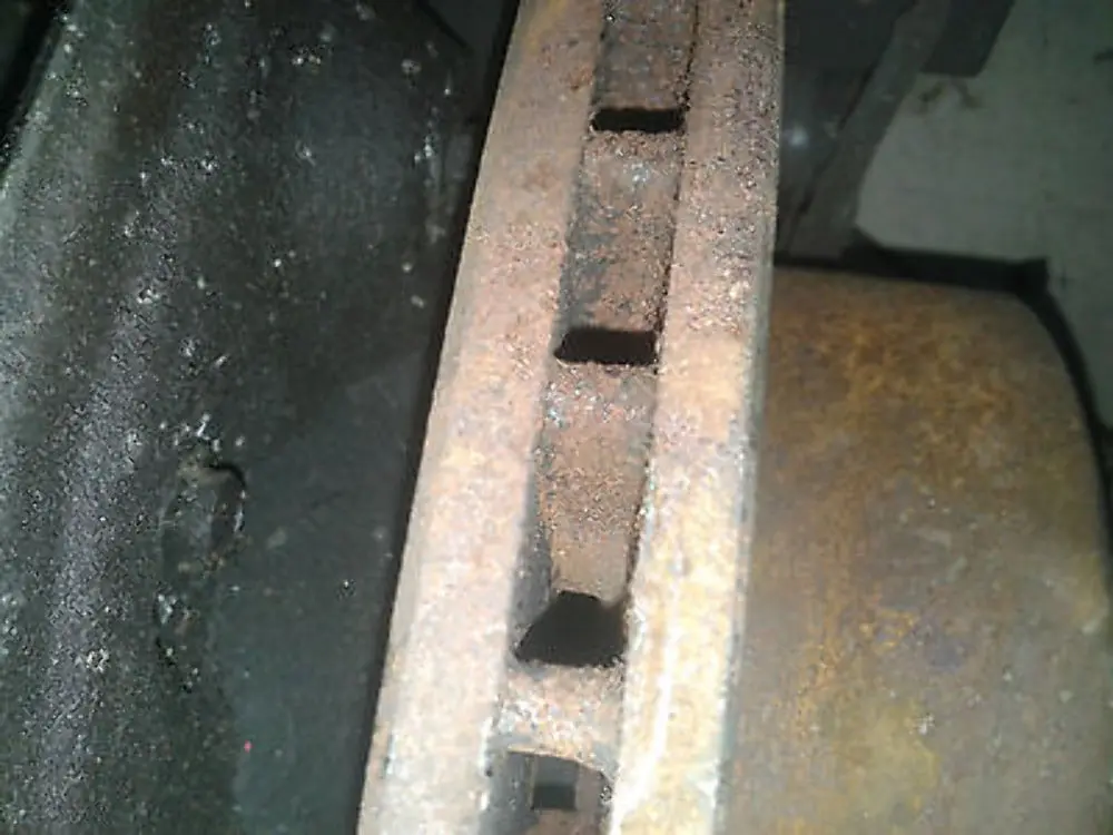 Set Bremsscheibe Bremssattelgehäuse Links Schwenklager für BMW 1 3 E87 E90 mit Teilenummer 6766681 BMW 1 3 E87 E90 Set Bremsscheibe Bremssattelgehäuse Links Schwenklager - SKU 6766681 - Teilenummer 6766681