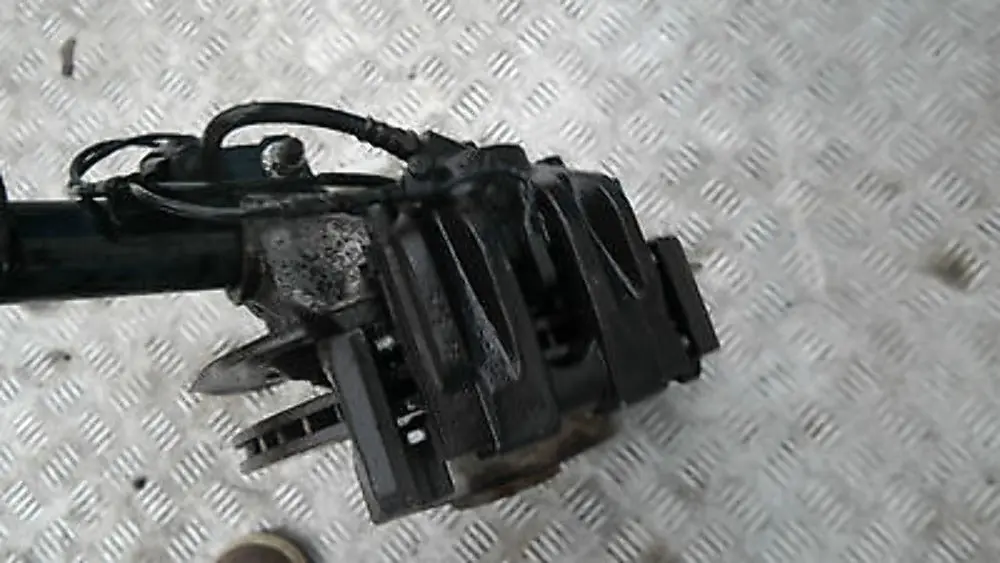 N46 LEFT FRONT SPRING STRUT LEG SUSPENSION BRAKE CALLIPER N/S to BMW 1 E87 120i with Part number 6768919 BMW 1 E87 120i N46 LEFT FRONT SPRING STRUT LEG SUSPENSION BRAKE CALLIPER N/S - SKU 6768919 - Part number 6768919